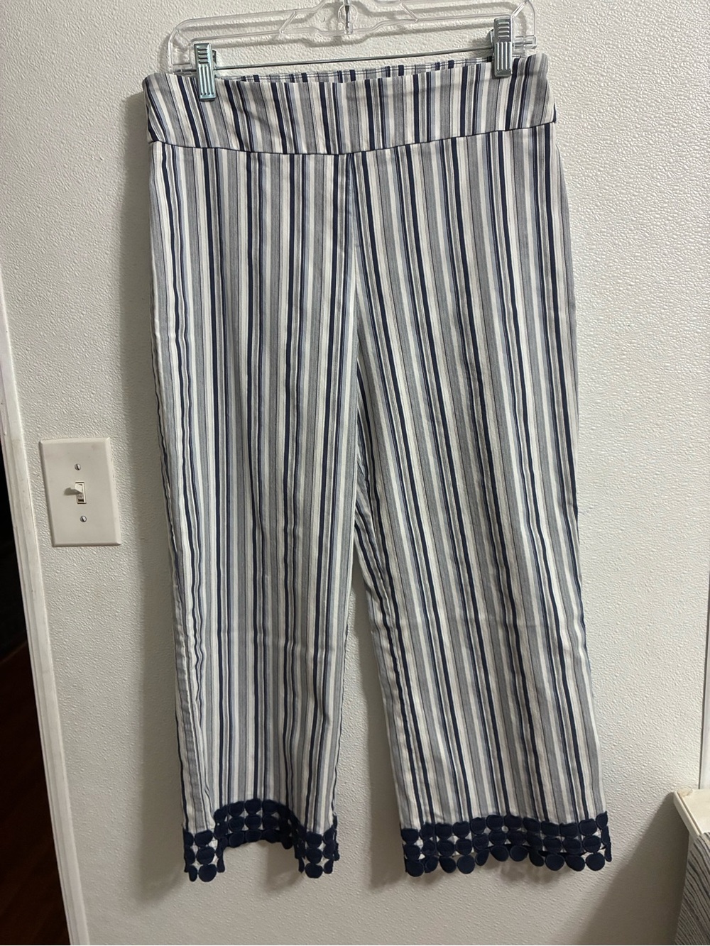 Versona Striped Wide-Leg Cropped Pants with Navy Trim  leg trim detail size 12